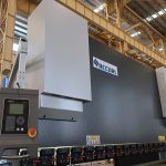 CNC NC avtomatik elektrik hidravlik üfüqi barmaqlı poladdan metal kəsmə və əyilmə əyləc maşını satış qiyməti